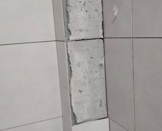 广州市瓷砖空鼓维修公司分享下瓷砖施工前基层浇水润湿程度不足，可能导致以下问题